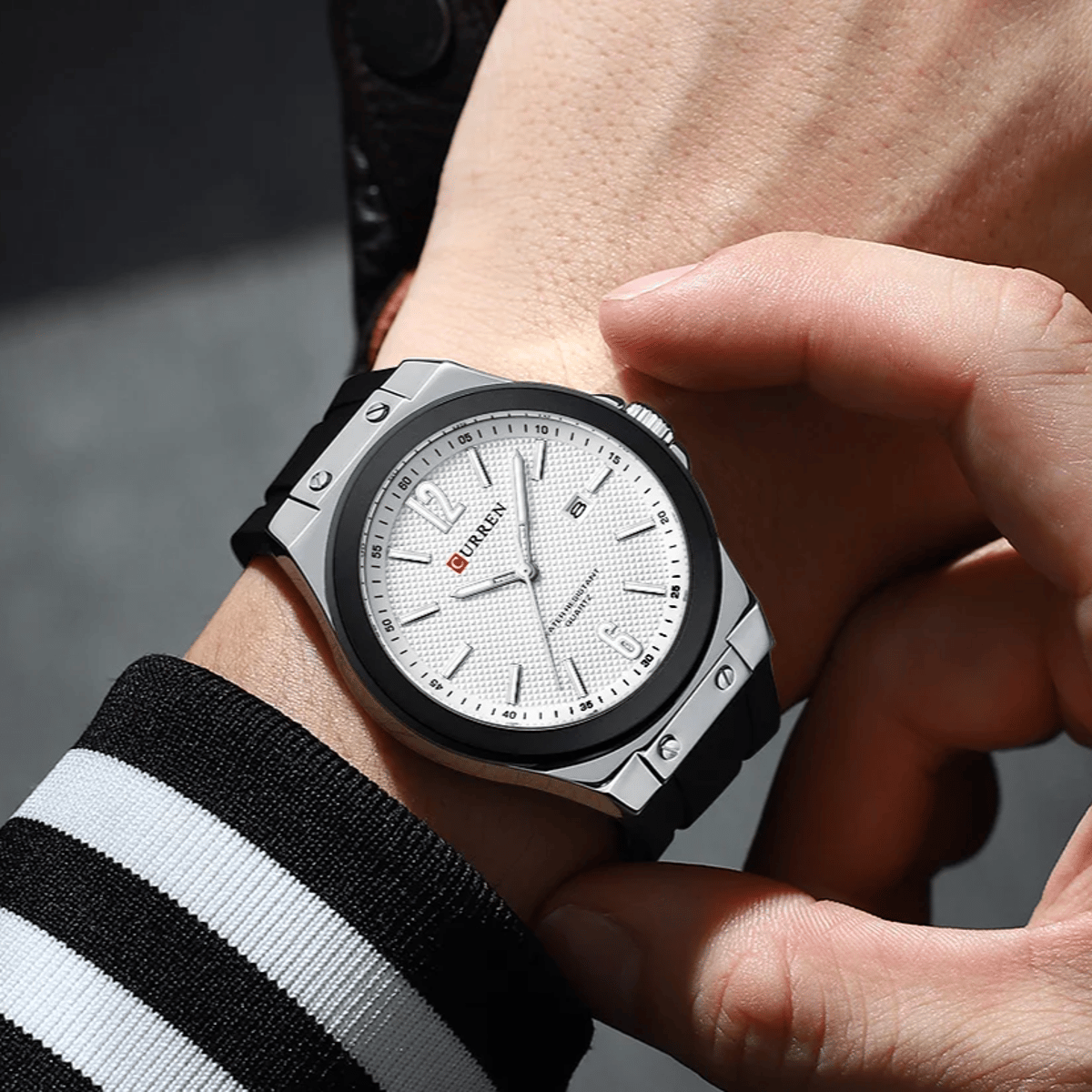 Stylish Quartz Watch for Men with Waterproof Silicone Strap