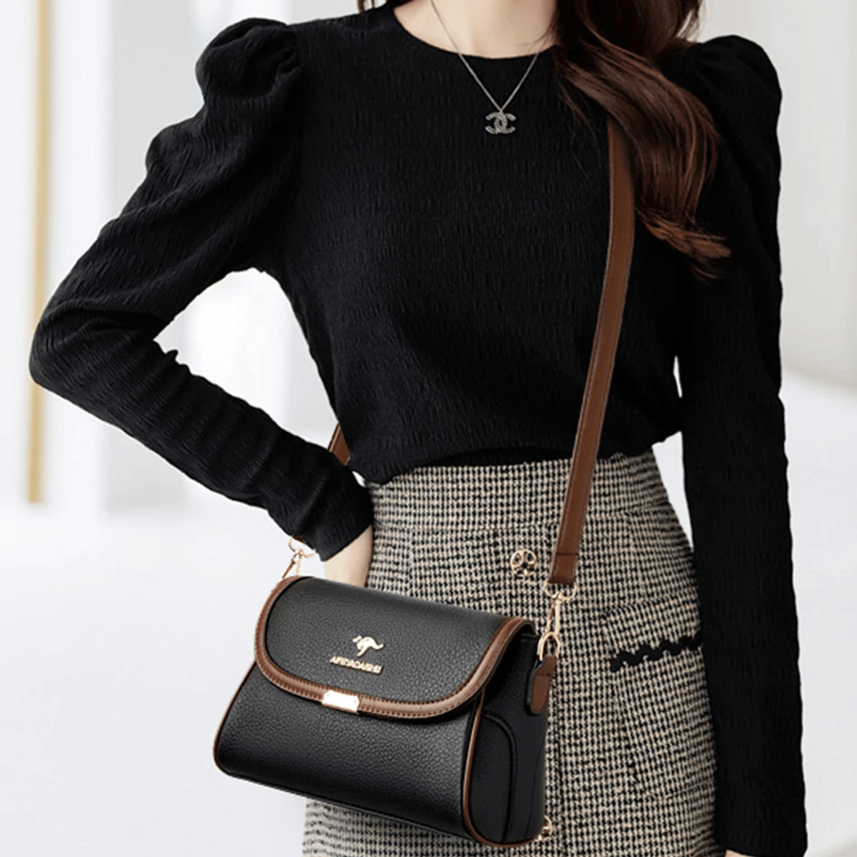 Elegant Leather Small Crossbody Bag with Adjustable Shoulder Strap
