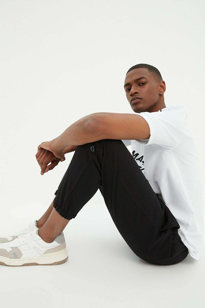 Black Solid Casual Men's Joggers Black Solid Casual Men's Joggers - Sweatpants 23