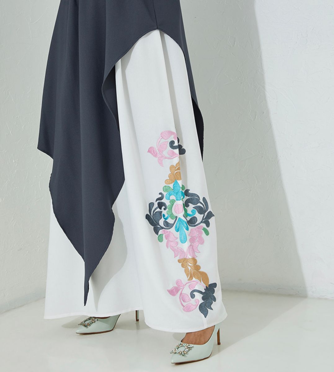 D-Motifs Abaya Rosette Abaya - Women's Abayas 1