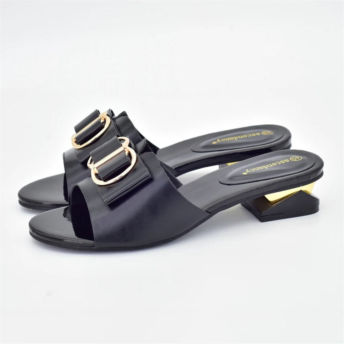 Italian-Inspired Summer Slippers with Metal Decoration Design Italian-Inspired Summer Slippers with Metal Decoration Design