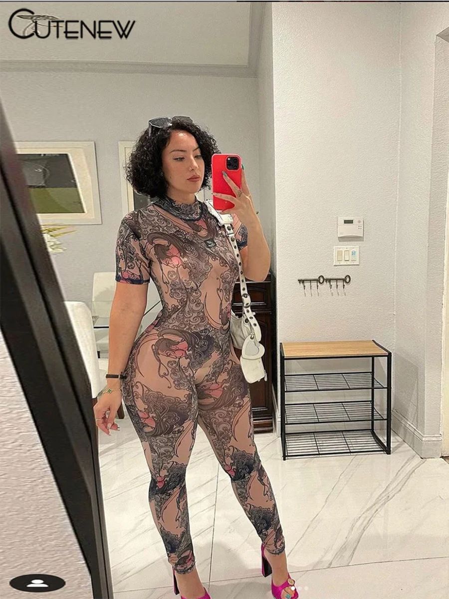 Trendy Women's Printed Jumpsuit for Casual Streetwear Style Trendy Women's Printed Jumpsuit for Casual Streetwear Style