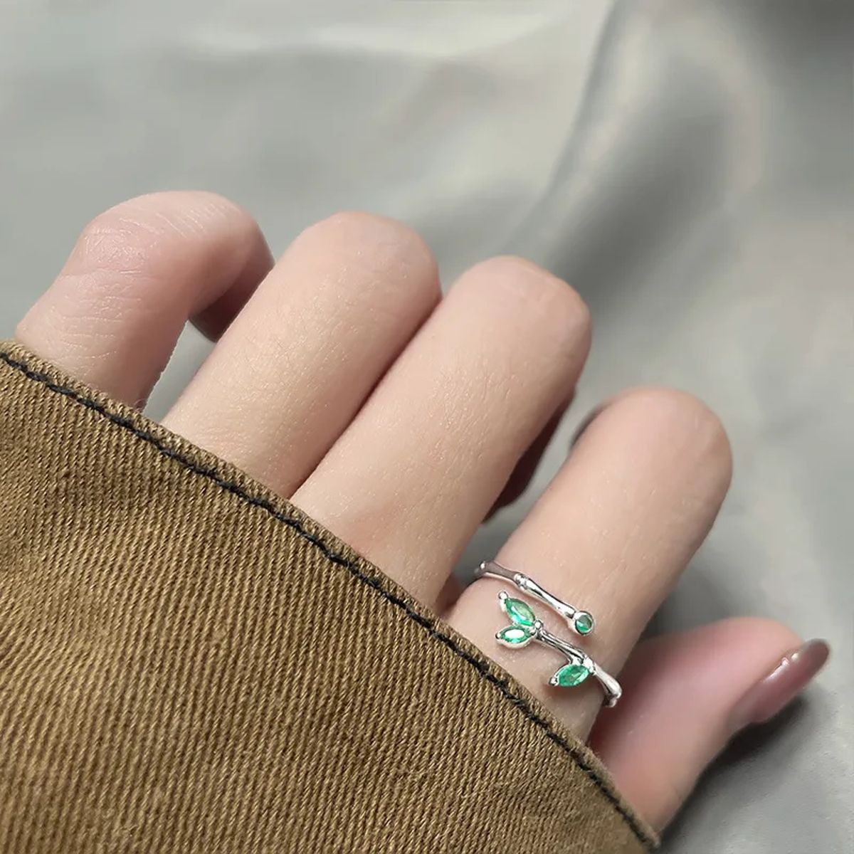 Elegant 925 Sterling Silver Micro-Insert Opening Ring with Leaf Details