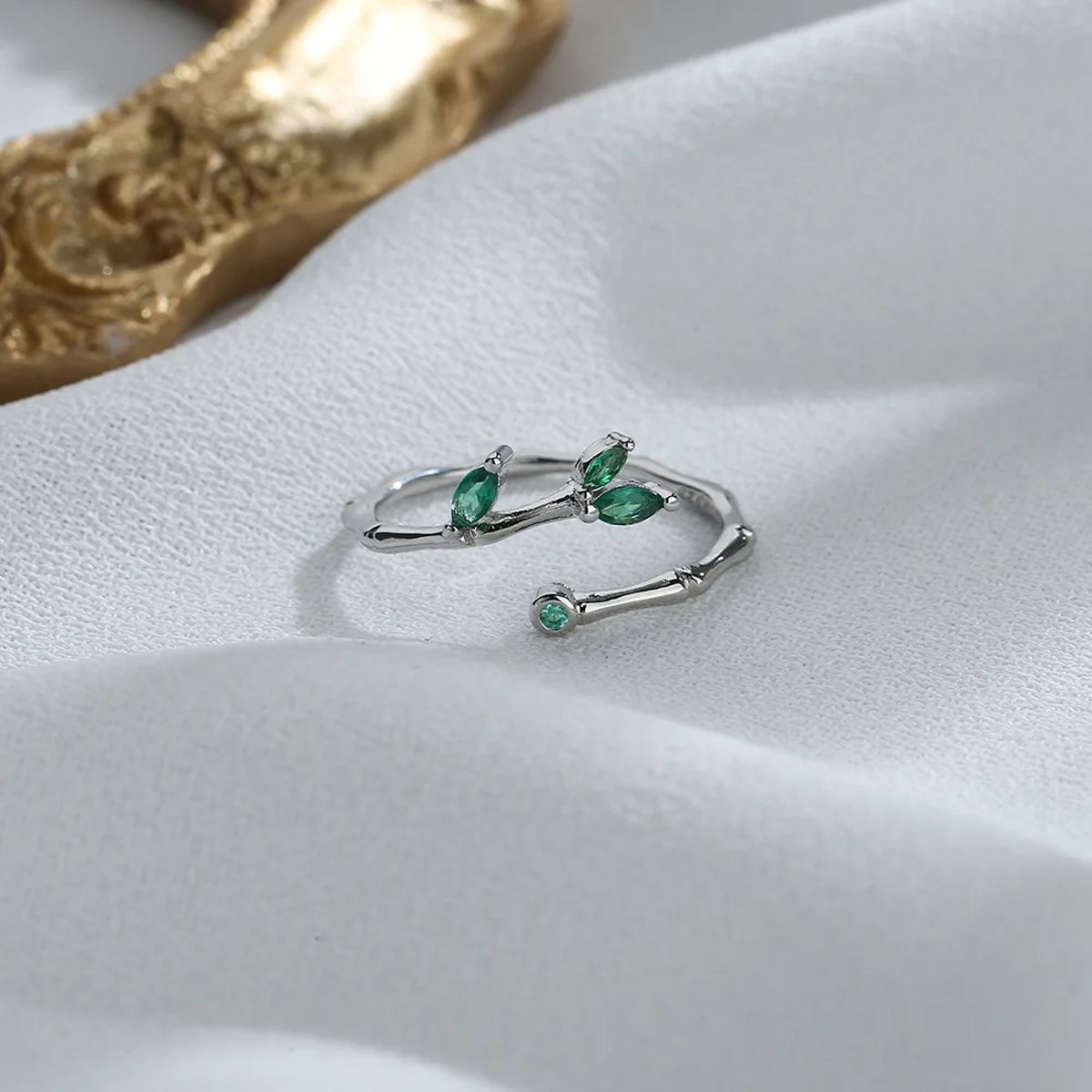 Elegant 925 Sterling Silver Micro-Insert Opening Ring with Leaf Details