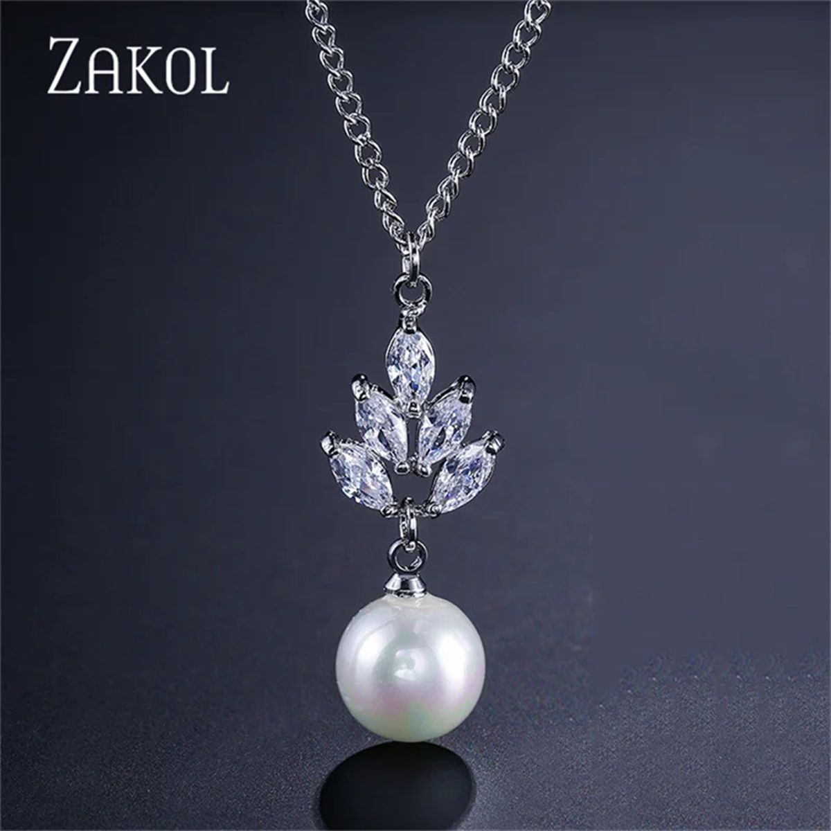 Elegant Leaf Pendant Necklace with Imitation Pearl for Women