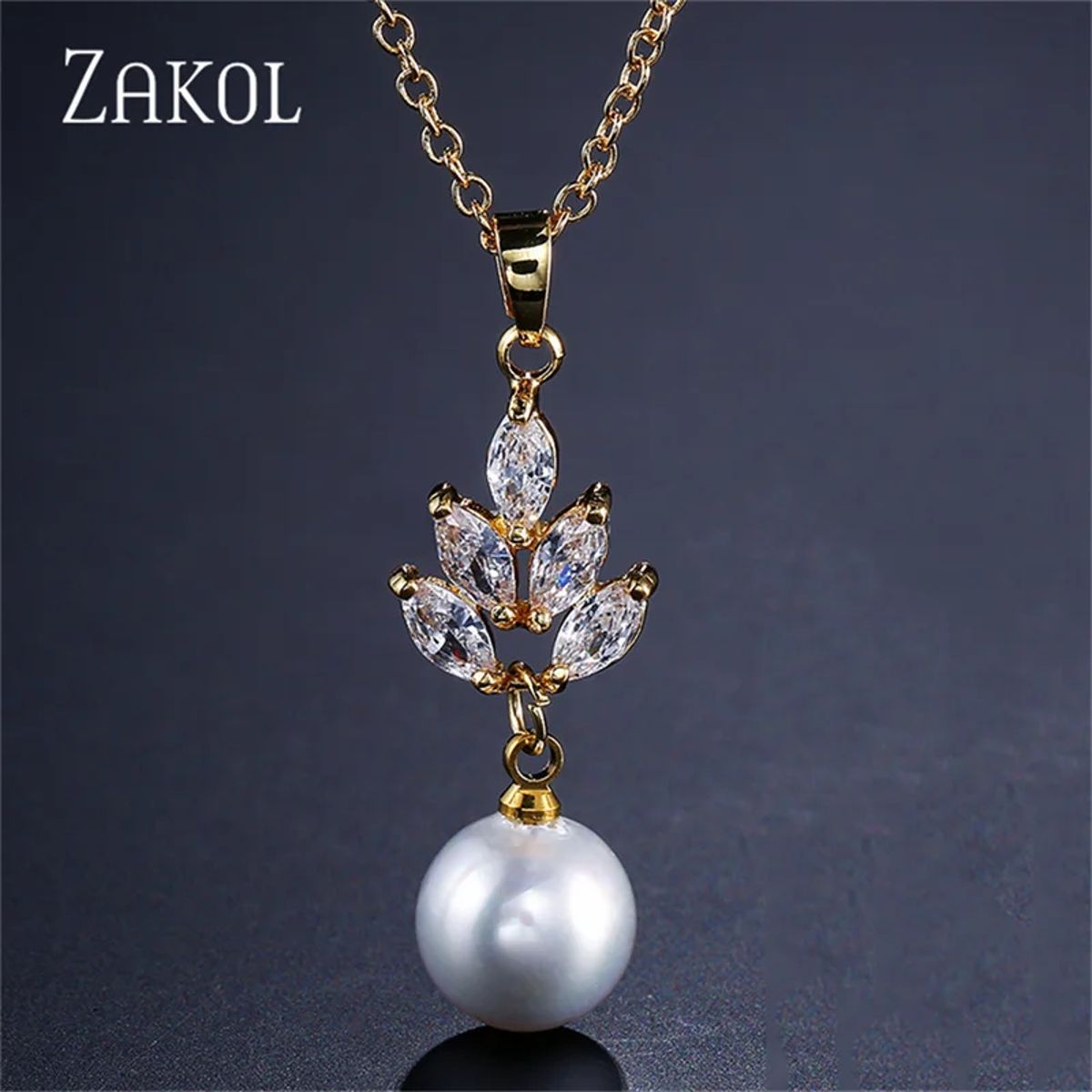Elegant Leaf Pendant Necklace with Imitation Pearl for Women