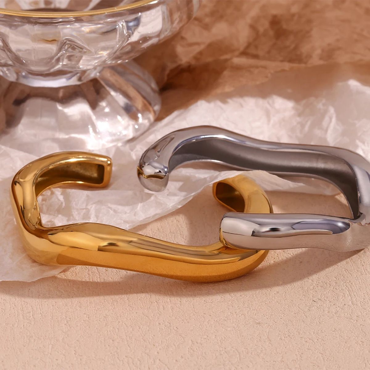 Exaggerated Irregular Liquid Wave Open Bangle in 18K Gold Plating Exaggerated Irregular Liquid Wave Open Bangle in 18K Gold Plating