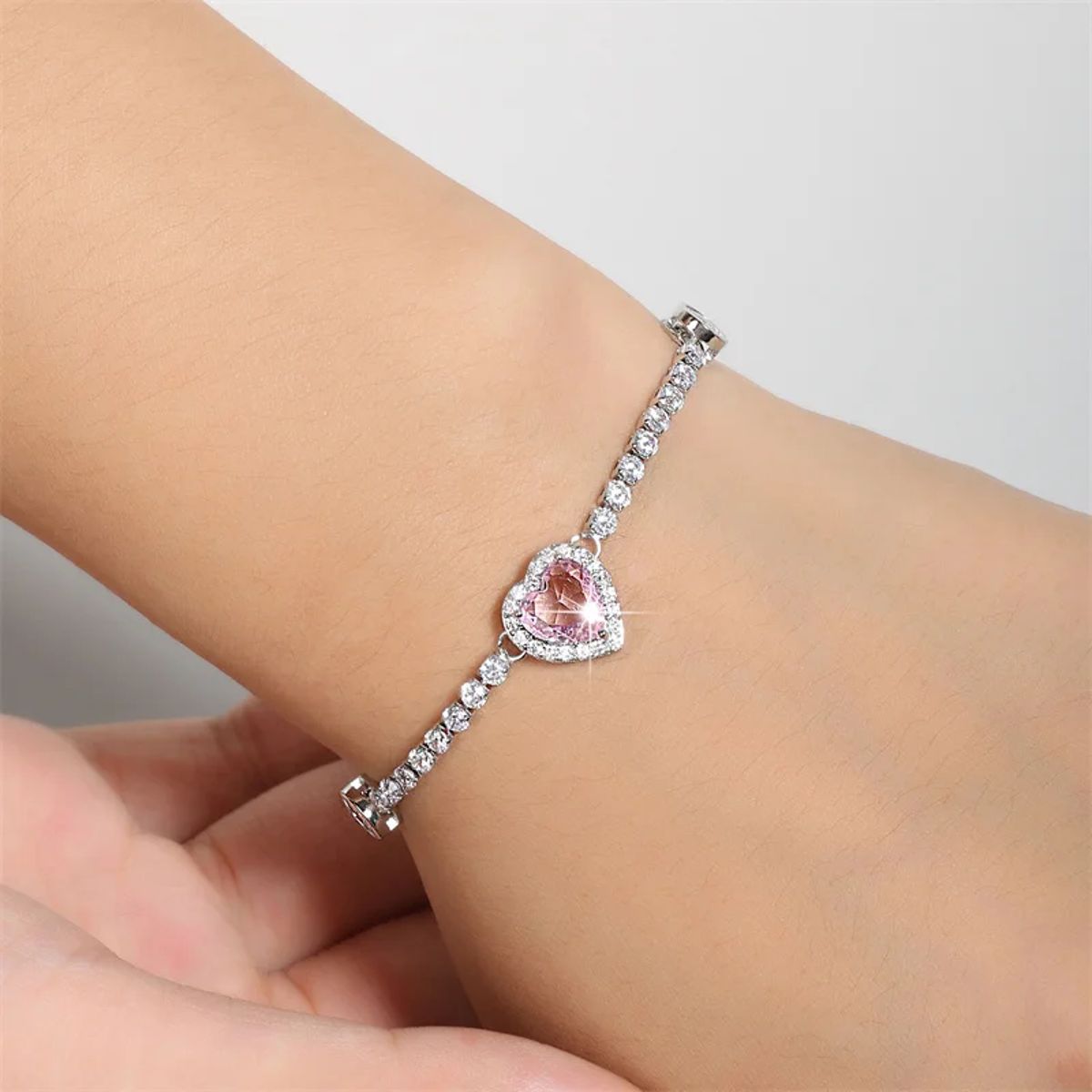 Elegant Round Zircon Arrangement Heart Pendant Bracelet for Brides Elegant Round Zircon Arrangement Heart Pendant Bracelet for Brides
