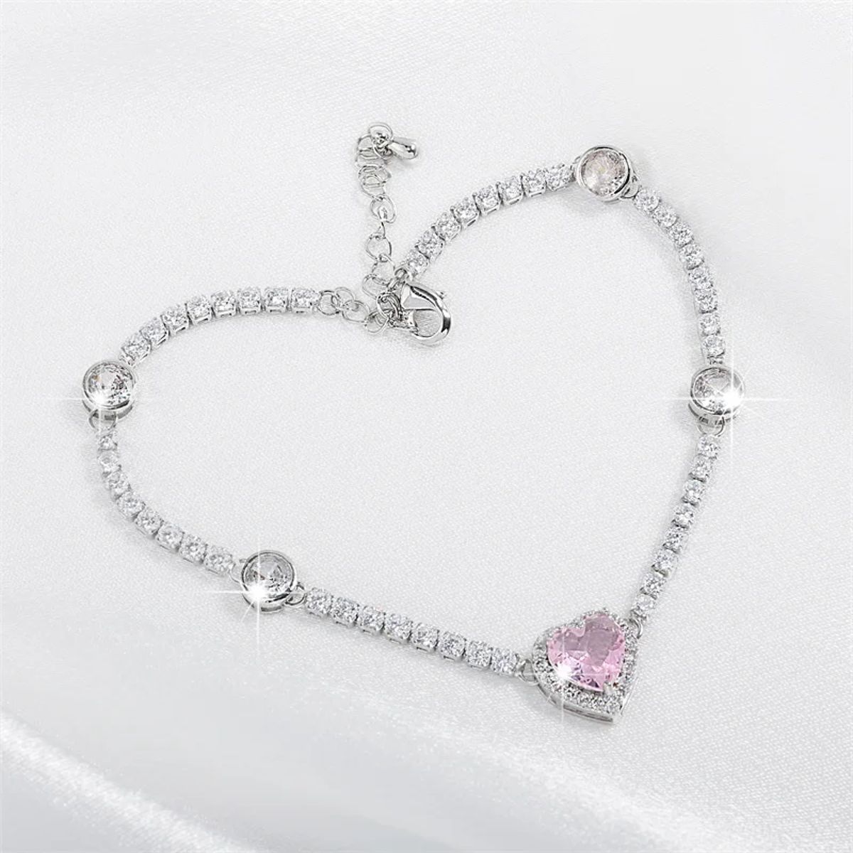 Elegant Round Zircon Arrangement Heart Pendant Bracelet for Brides Elegant Round Zircon Arrangement Heart Pendant Bracelet for Brides