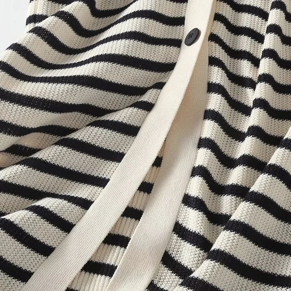 Elegant Striped V-Neck Knitted Midi Dress with Buttons Elegant Striped V-Neck Knitted Midi Dress with Buttons