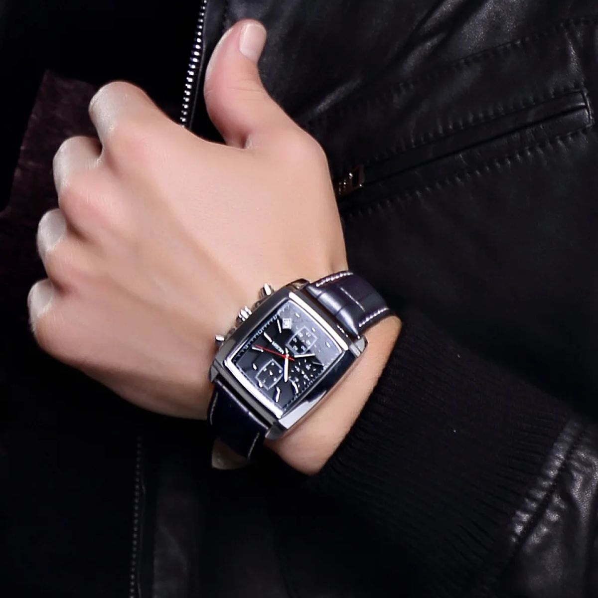 Men’s Luxury Chronograph Watch with Leather Strap and Date Display
