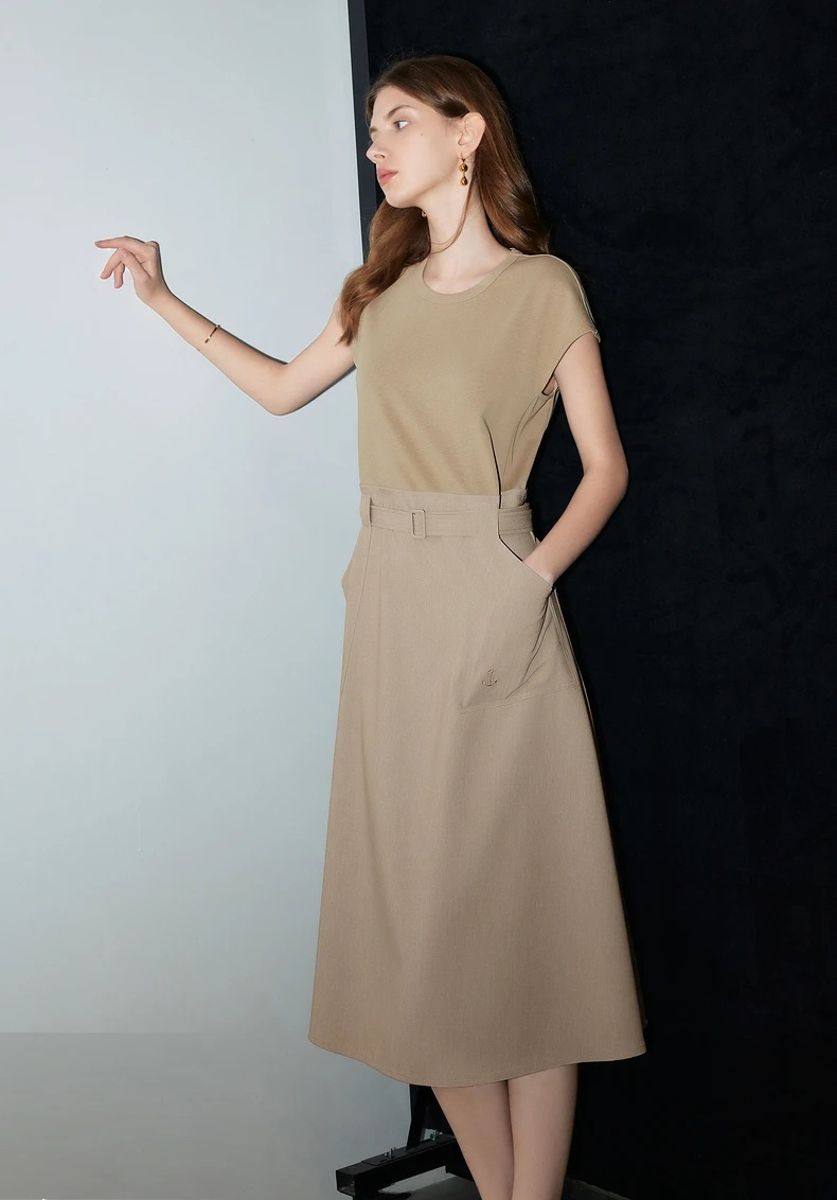 Elegant Sleeveless Mid-Length Dress with Pockets and Waist Tie
