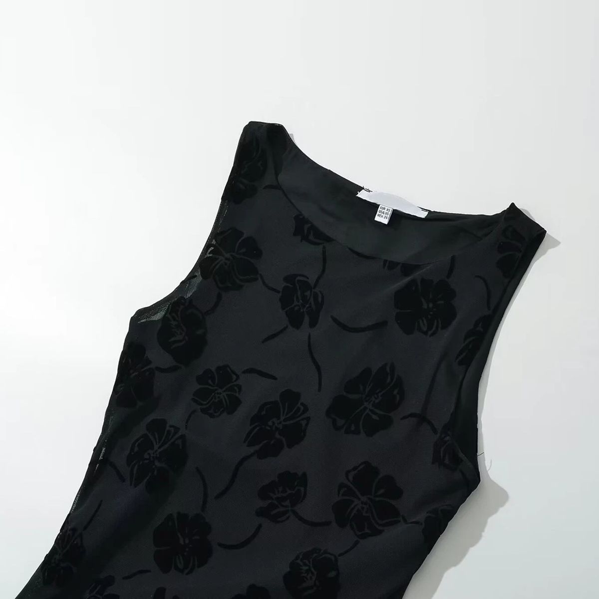 Chic Sleeveless Floral Mesh Midi Dress with Fit-and-Flare Silhouette Chic Sleeveless Floral Mesh Midi Dress with Fit-and-Flare Silhouette