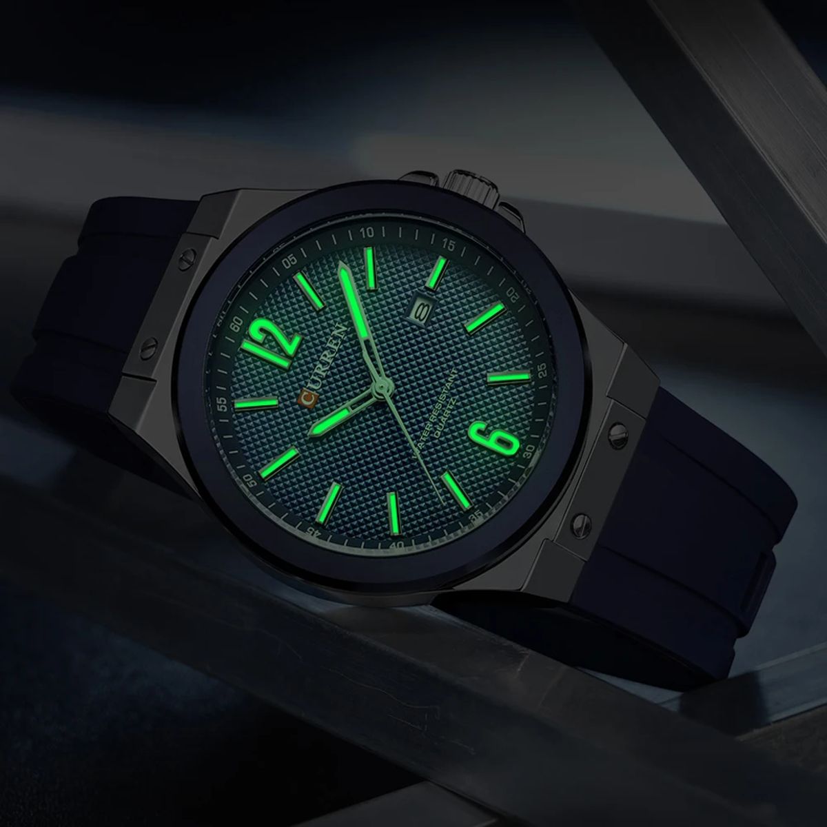 Stylish Quartz Watch for Men with Waterproof Silicone Strap