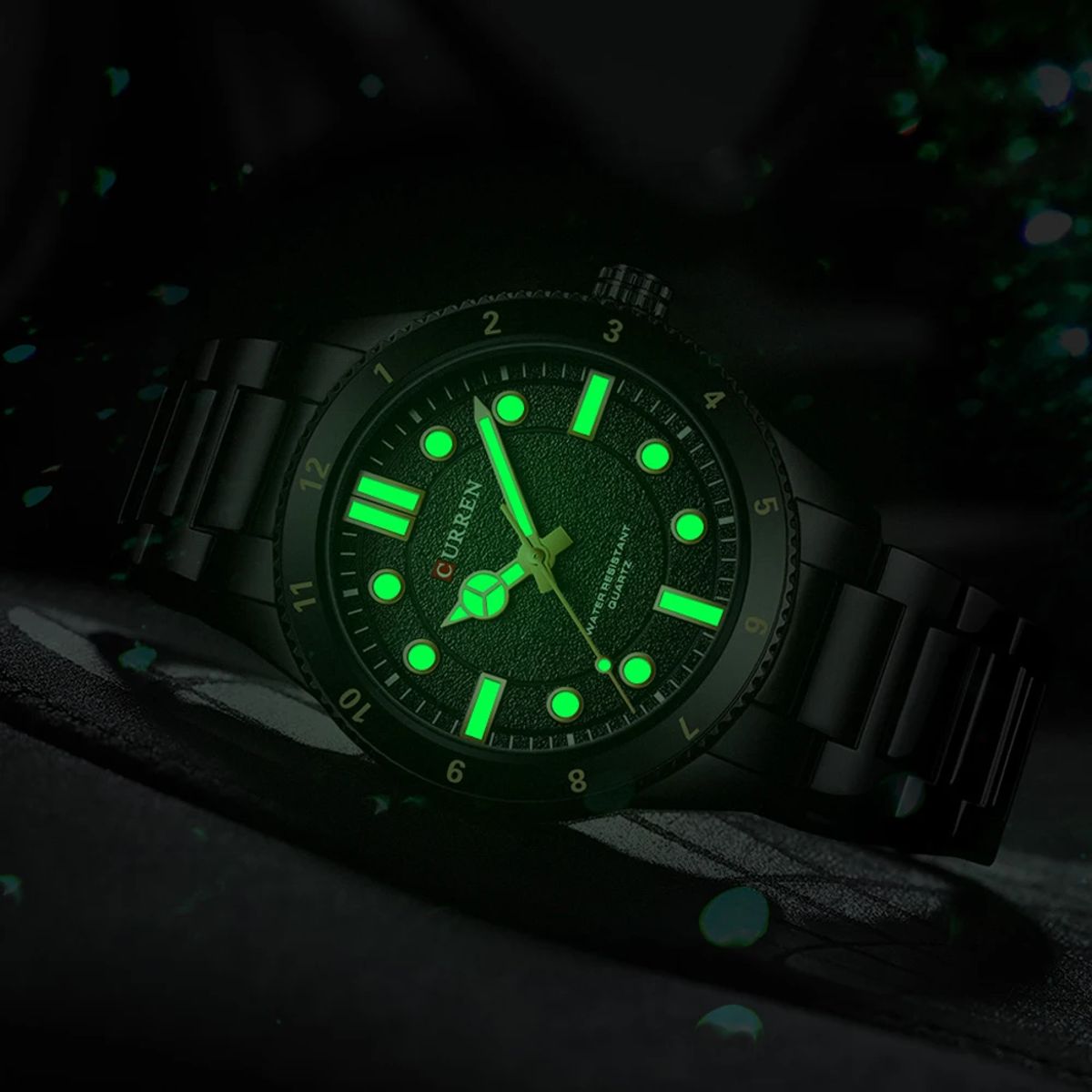 Elegant Round Quartz Watch with Luminous Hands and Steel Strap Elegant Round Quartz Watch with Luminous Hands and Steel Strap