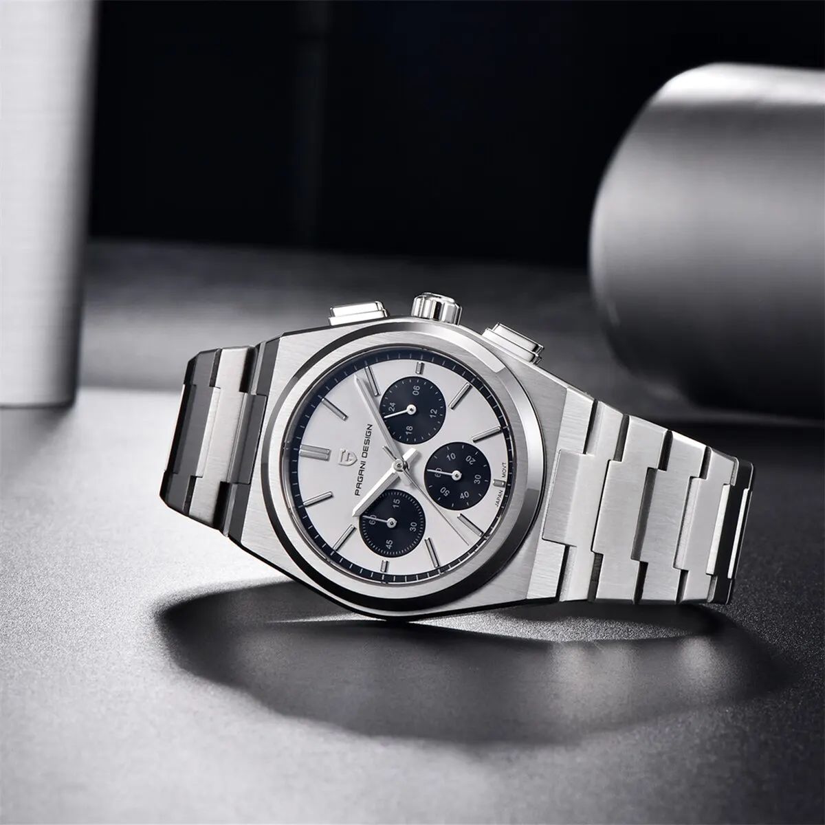 Luxury Chronograph Quartz Watch with Sapphire Glass and Style Luxury Chronograph Quartz Watch with Sapphire Glass and Style