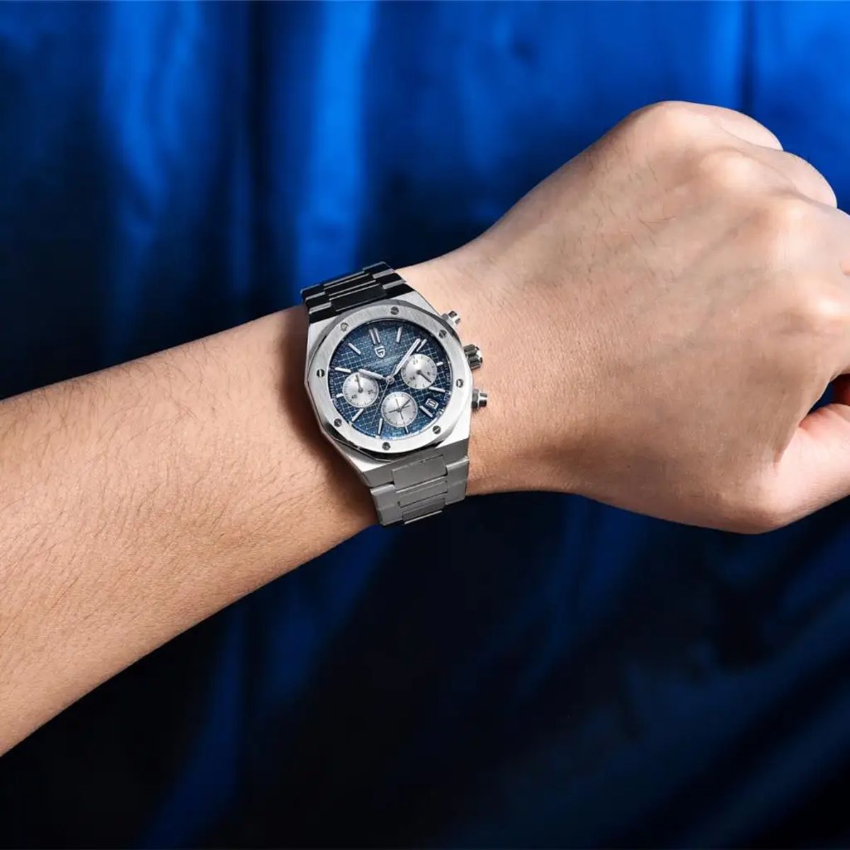 Bold Chronograph Quartz Watch with Sapphire Glass and Calendar
