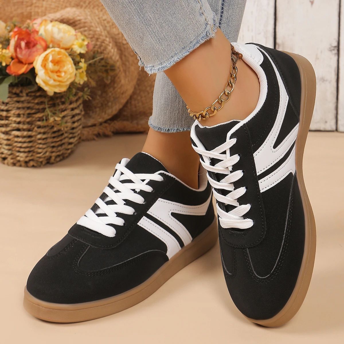 Women's Classic Low-Cut Lace-Up Sneakers for All-Year Casual Wear Women's Classic Low-Cut Lace-Up Sneakers for All-Year Casual Wear