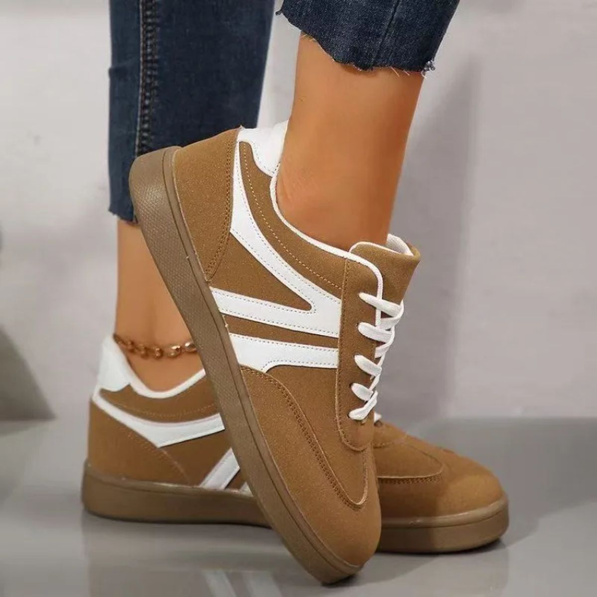 Women's Classic Low-Cut Lace-Up Sneakers for All-Year Casual Wear Women's Classic Low-Cut Lace-Up Sneakers for All-Year Casual Wear