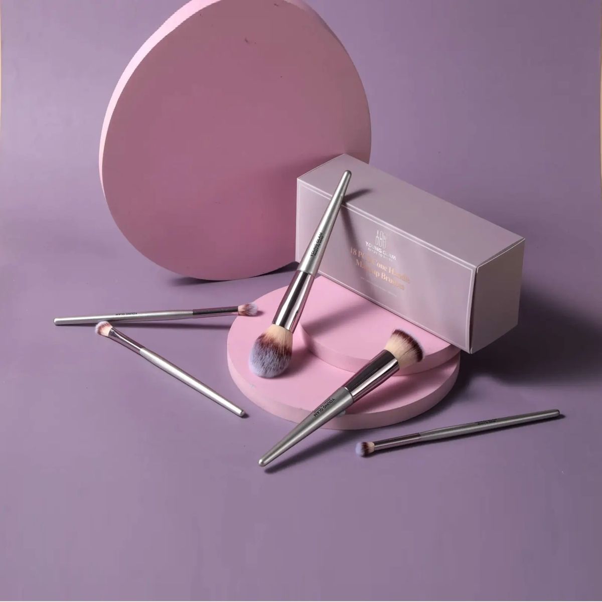 Young Glam 18-Piece Makeup Brush Set for Face and Eyes Young Glam 18-Piece Makeup Brush Set for Face and Eyes