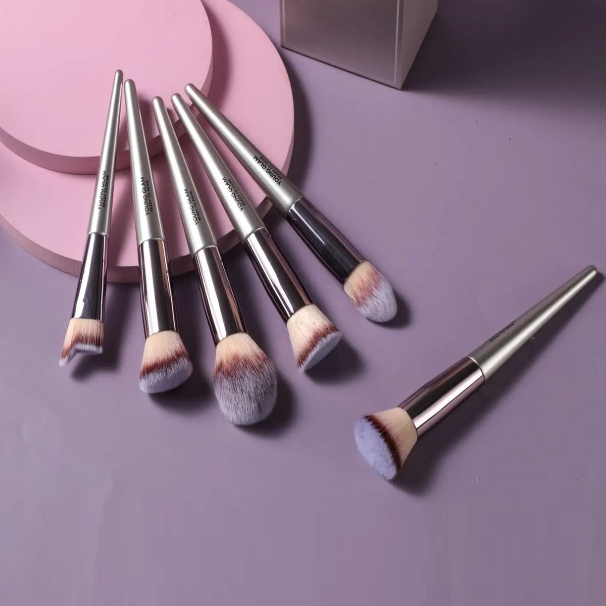 Young Glam 18-Piece Makeup Brush Set for Face and Eyes Young Glam 18-Piece Makeup Brush Set for Face and Eyes