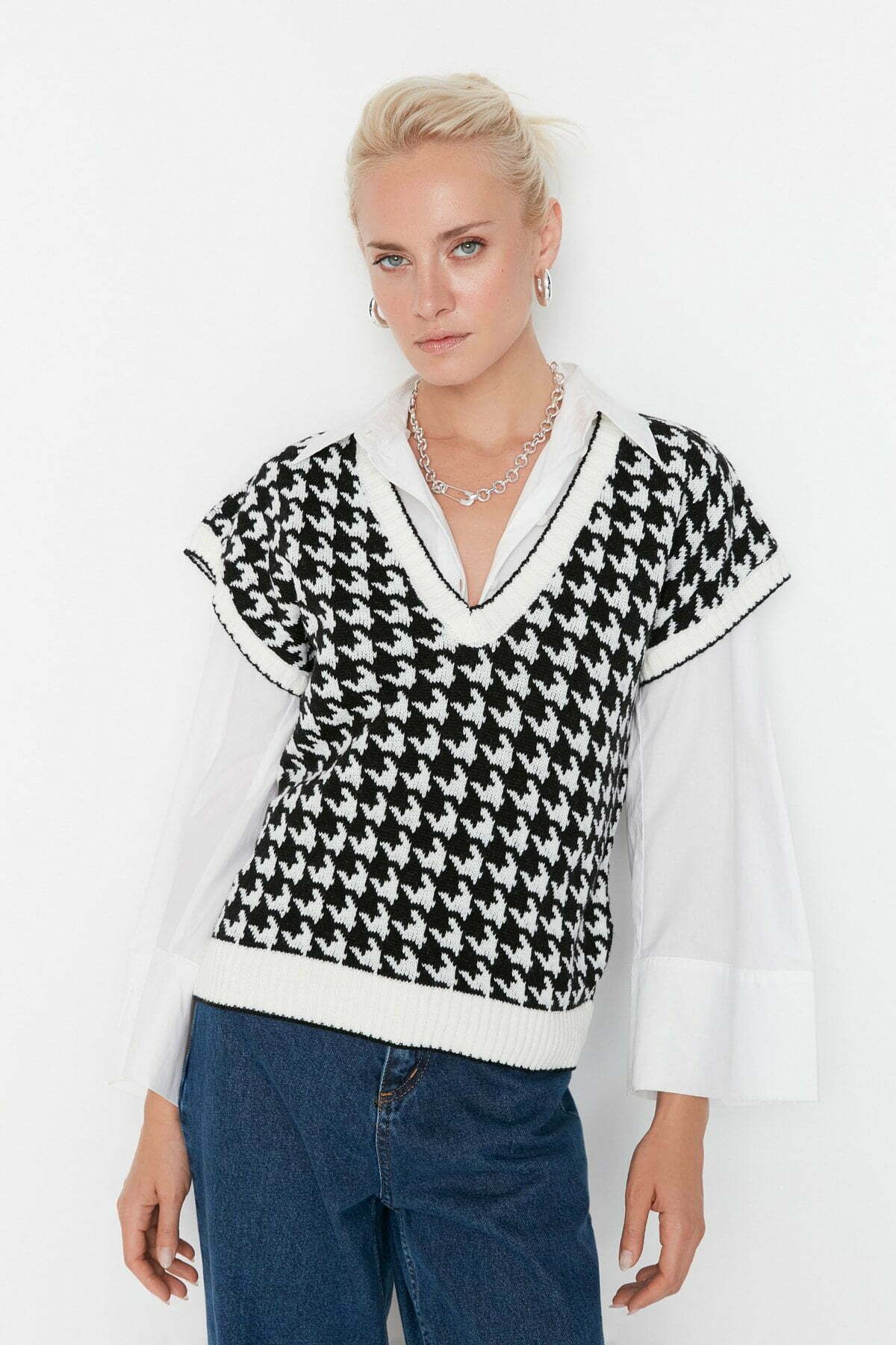Anna Knitted Women's Sweater Soft Warm Relaxed Fit V Neck For Everyday Stylish Women main image 1
