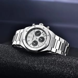 Bold Chronograph Quartz Watch with Sapphire Glass and Calendar
