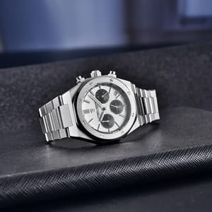 Bold Chronograph Quartz Watch with Sapphire Glass and Calendar