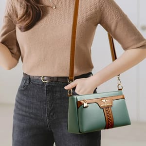 Elegant Leather Shoulder Messenger Bag with Stylish Crossbody Design