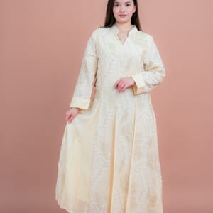 Soft Petals Embroidered Jalabiya for Elegant Everyday Wear