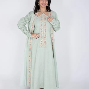 Elegant 2 piece outfit with colorful embroidery